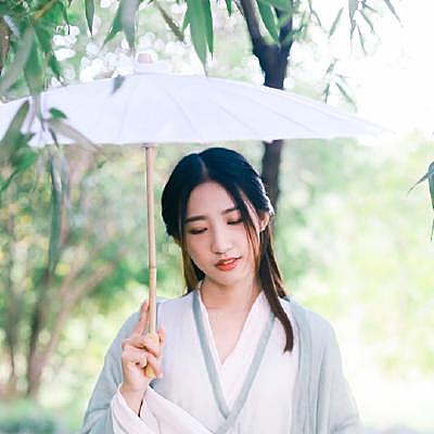 宅在家的少女，一只猫