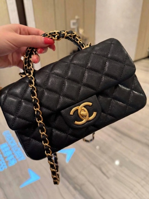 保留画面的背景和角度，对包包产品进行精修预览效果