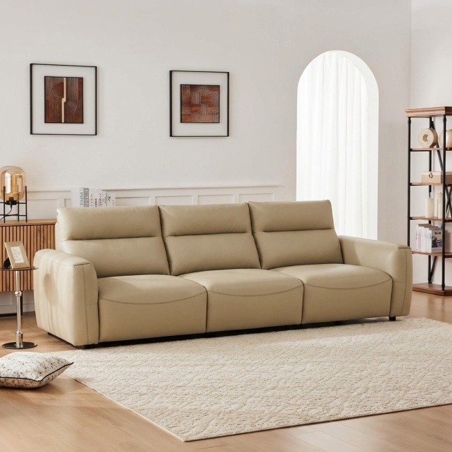 将浅卡其色皮质三人沙发自然融入提供的客厅背景中,移除背景中原有的白色沙发。沙发稳固落地,保持饱满填充的质感,光影与背景匹配:柔和漫射光从右侧拱形窗射入,在沙发底部生成自然的接触阴影,沙发表面反射环境的预览效果