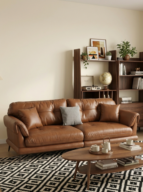 一张中古风家居场景图，主体是棕色皮质沙发，带有两个同色皮质靠枕和一个千鸟格靠枕，沙发饱满填充、稳固落地。参考图的暖调氛围，采用柔和漫射光，背景是米白色墙面，墙面下方摆放深胡桃木置物架，架上放置复古唱片预览效果