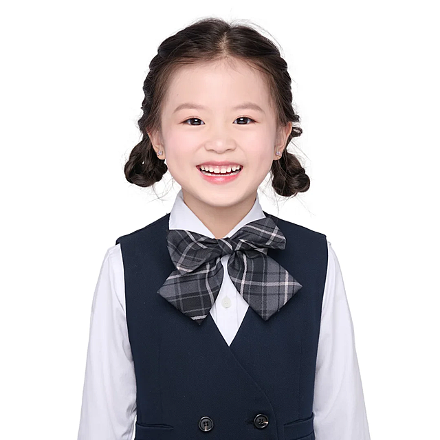 修改修改修改AAA 参考图一生成画面：儿童证件照标准样式；美颜轻度磨皮，双股麻花辫后扎成对称低双髻，面部妆容自然清透；白色长袖衬衫外搭深蓝色无袖马甲，领口系格子蝴蝶结领结，马甲有双排黑色纽扣；居中平视正面视角，纯正面，胸部以上半身像；光线均匀柔和，画质清晰，表情自然，头部完整，去除人物之外的所有元素，白色背景#ffffff；参考图二的人物占位和比例，严格按照图一的内容生成。