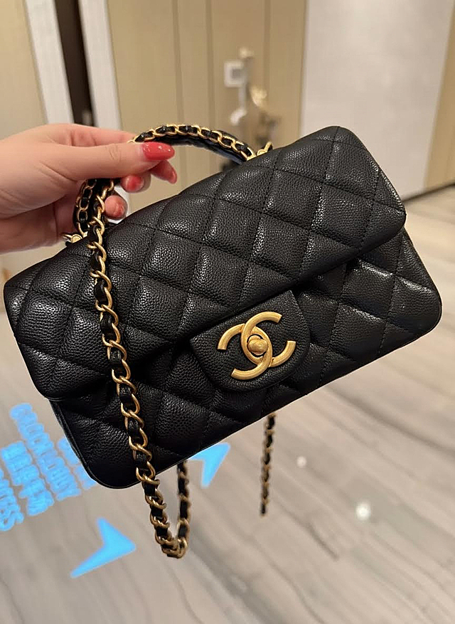 保留画面的背景和角度，对包包产品进行精修