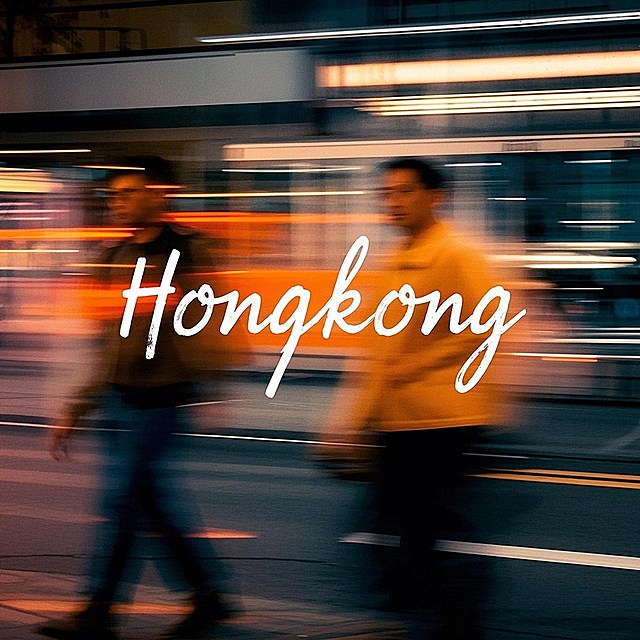 香港街道，手写英文“Hongkong”